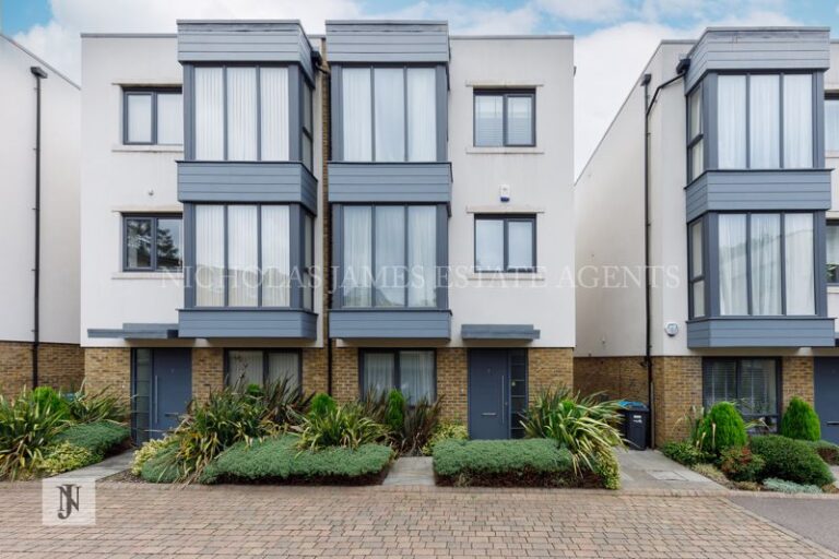 Wellston Crescent,  Southgate , N14